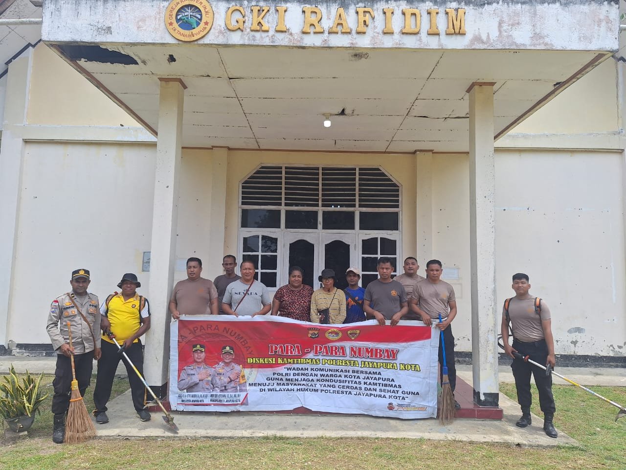 Polsek Muara Tami Gelar Bakti Sosial Bersihkan Gereja