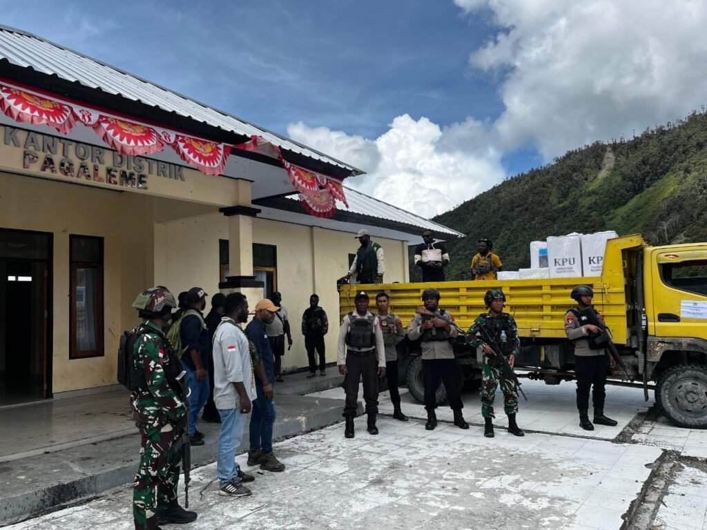 Kapolres Puncak Jaya Pantau Langsung Pergeseran Personel dan Logistik Pilkada Serentak Tahun 2024