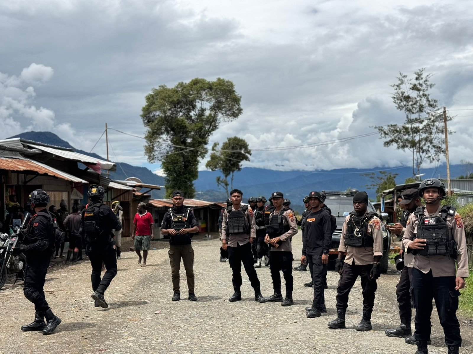 Jaga Sitkamtibmas pada Pelaksanaan Pleno Rekapitulasi Pilkada 2024, Polres Tolikara Polda Papua Laksanakan Patroli dan Berikan Himbauan Kepada Masyarakat