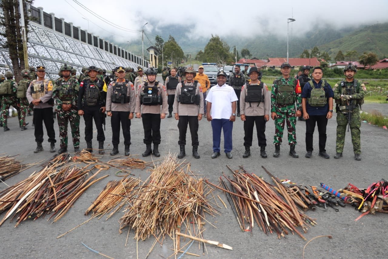 Kapolda Papua Tengah Pimpin Langsung Giat Razia Alat Perang di Kab. Puncak Jaya