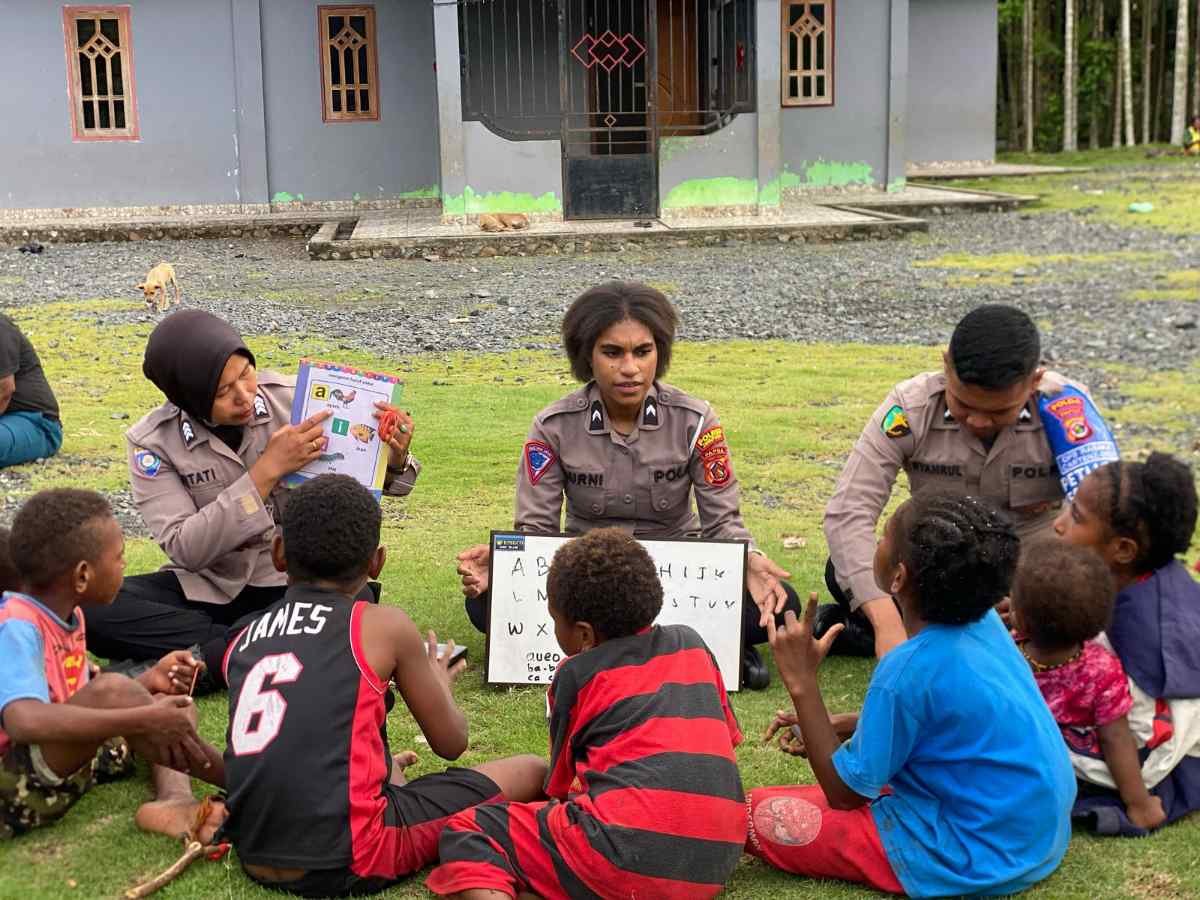 Satgas Si-Ipar Polres Jayapura Hadirkan Keceriaan Belajar bagi Anak-anak Doyo Baru