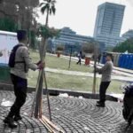 Personel Polri Sigap Bersih-bersih Kawasan Monas Usai May Day Fiesta