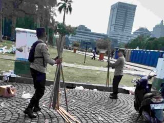Personel Polri Sigap Bersih-bersih Kawasan Monas Usai May Day Fiesta