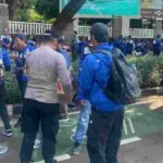 Polisi Bagikan 500 Duz Air Mineral Dan Permen Untuk Massa Buruh Di DPR
