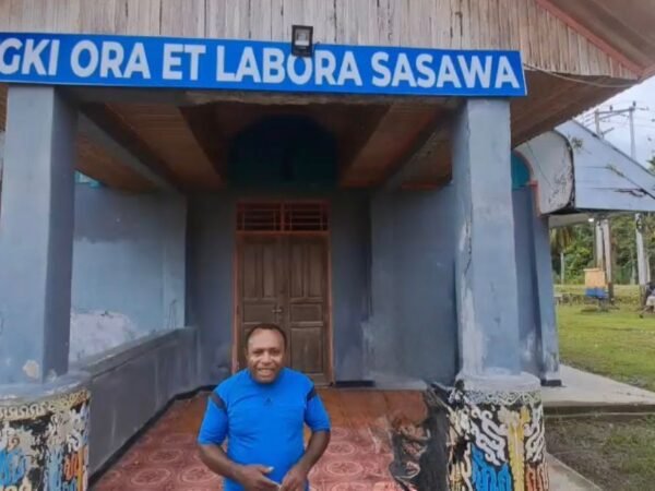 Pdt. Gerson Apresiasi Bantuan Bahan Bangunan Dari Polres Kep. Yapen