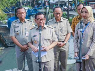 Tingkatkan Daya Tampung Air, Gubernur Pramono Tinjau Pengerukan Kali Irigasi Bekasi Tengah