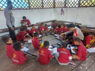 Program si-ipar operasi rasaka cartenz 2025 polres pegunungan bintang hadir mengajar menulis dan membaca jalin kedekatan kepada anak-anak emas papua di kota oksibil kab. pegunungan bintang