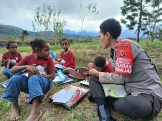 Program Si-IPAR Operasi Rasaka Cartenz 2025: Polri Hadir Mengajar Anak-anak Papua di Oksibil