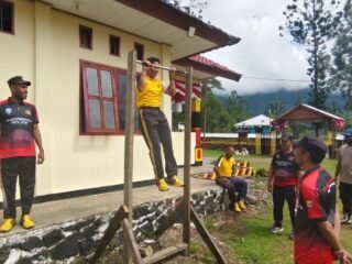 Menjaga Kebugaran Tubuh, Personel Polsek Bokondini Gelar Olahraga Bersama di Landasan Bandara
