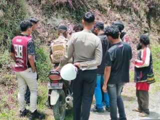 Tim Regu III Laksanakan Patroli, Evakuasi Sepasang Suami-Istri Alami Kecelakaan di Ruas Jalan Igari Ke Rumah Sakit Karubaga