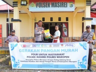 Polsek Masirei Polda Papua Gelar Gerakan Pangan Murah, 250 Kg Beras SPHP Disalurkan Kepada Masyarakat