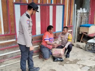 Sat binmas dan sie propam polres tolikara gelar bhakti sosial untuk penyandang disabilitas dan panitia hut jemaat gereja ebenhaezer ke-49
