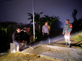 Sinergitas Bhabinkamtibmas Dan Babinsa Polres Keerom Dorong Partisipasi Masyarakat dalam Kegiatan Siskamling
