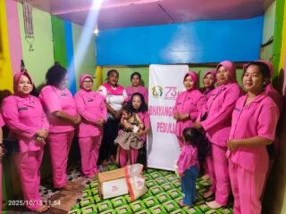 Sambut HKGB ke-73, Bhayangkari Cabang Tolikara Gelar Bakti Sosial untuk Anak Disabilitas