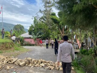 Respon Cepat Polres Tolikara Mediasi Pembukaan Palang Jalan