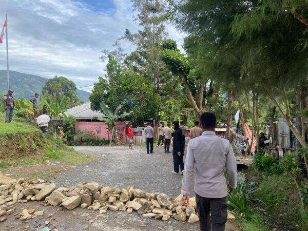 Respon Cepat Polres Tolikara Mediasi Pembukaan Palang Jalan