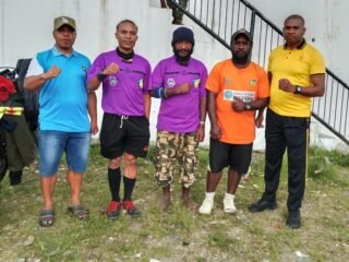 Polres Tolikara Polda Papua Melalui Sat Binmas Menghadiri Kegiatan Penutupan Pertadingan Sepak Bola
