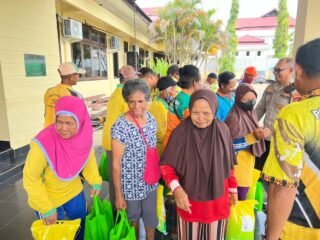 Kapolres Merauke Berbagi Kasih jelang Nataru, Puluhan paket Sembako diberikan kepada pekerja Pembersih Jalan dan Cleaning Service