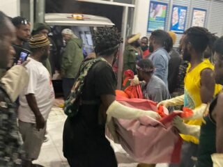 Gabungan TNI-Polri dan Masyarakat Evakuasi Korban Laka Tunggal di Jembatan Perbatasan Kelila-Bokondini