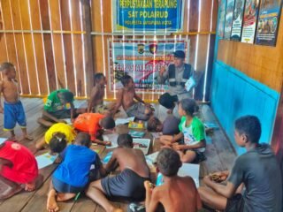 Bhabinkamtibmas polresta jayapura kota laksanakan pengamanan pembangunan infrastruktur dan edukasi literasi di kampung tobati–enggros