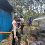 Semak Belukar Terbakar Dekat Permukiman Warga, Personel Polres Mappi Bersama BPBD Bahu Membahu Padamkan Api