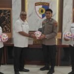 Atlet Nasional dan Personel Polda Papua, Evan Soumilena Dukung Turnamen Sepak Bola Antar Satker dengan Bantuan Bola
