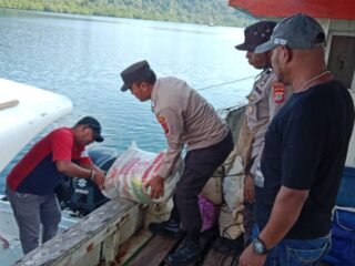 Polsek Karas Kawal dan Amankan Penyaluran Bansos Korban Kebakaran Kampung Malakuli