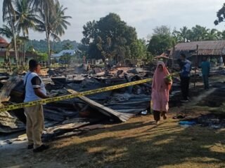 Respons cepat Polsek Karas bersama Koramil dan warga padamkan kebakaran di Kampung Malakuli