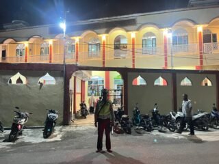 Jaga Kekhusyukan Ibadah, Satlantas Polres Sarmi Kawal Arus Lalu Lintas di Sekitar Masjid