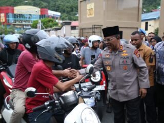 Tebar Berkah Ramadhan, Kapolda Papua dan Dir Reskrimum Turun Langsung Bagikan Takjil kepada Warga Jayapura
