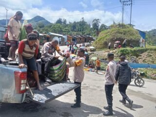 Sat Binmas Polres Tolikara Dampingi Aktivitas Mama-Mama Papua ke Pasar, Perkuat Kehadiran Polri di Tengah Masyarakat