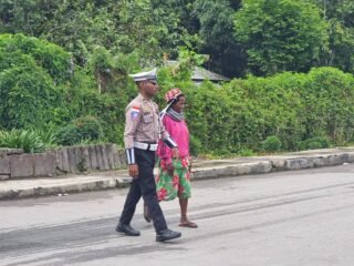 Sat Lantas Polres Jayawijaya Gelar Strong Point Pagi, Wujudkan Kamseltibcar Lantas di Kota Wamena