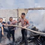 Polres Jayawijaya Gerak Cepat, Padamkan Kebakaran Ruko di Wamena