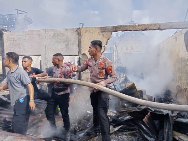 Polres Jayawijaya Gerak Cepat, Padamkan Kebakaran Ruko di Wamena