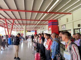 Keberangkatan calon siswa penerimaan Polri Tahun 2026 Pabanrim Jayawijaya