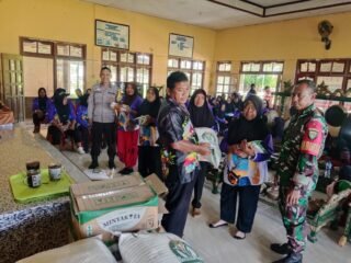 Bhabinkamtibmas dan Babinsa Kawal Penyaluran Bantuan Pangan Bulog bagi Warga Kampung Waninggap Say 