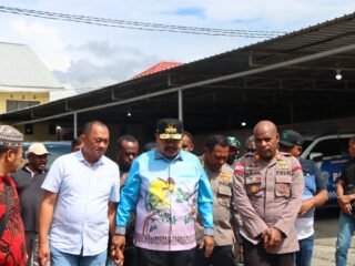 Gubernur Papua Pegunungan Kunjungi Pengungsi di Mako Polres Jayawijaya