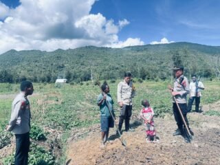 Polsek Bolakme Laksanakan Pembersihan Lahan Program Ketahanan Pangan