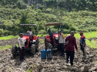 Polsek Kurulu Cek Perkembangan Lahan Jagung Kuartal II dan Serahkan Bantuan Sarkon