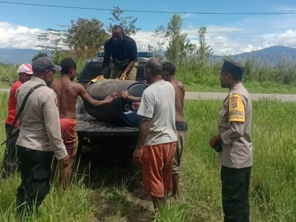 Polsek kurulu lakukan pengecekan lahan jagung kuartal ii dan serahkan bantuan sarana produksi