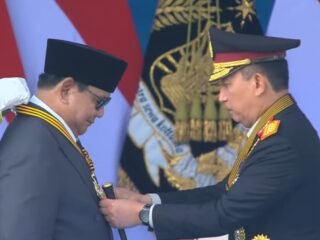 Kapolri Beri Medali Loka Praja Samrakshana Kepada Presiden Prabowo Subianto