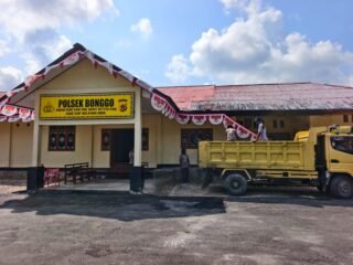 Semarakkan HUT Ke-81 Kemerdekaan RI, Polsek Bonggo Pasang Umbul-Umbul dan Bendera Merah Putih