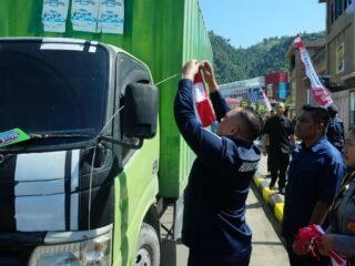 Polda Papua Bagikan 300 Bendera Merah Putih, Ajak Masyarakat Semarakkan HUT ke-81 Kemerdekaan RI