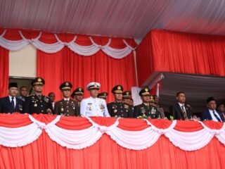 Upacara Penurunan Bendera HUT Ke-81 RI di Stadion Mandala Jayapura Berlangsung Khidmat dan Lancar