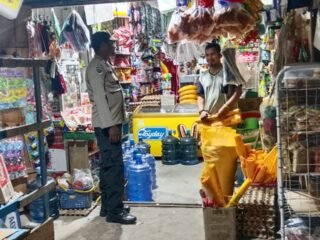 Jaga Keamanan Pasar, Polsek Biak Timur Imbau Pedagang Waspadai Kebakaran dan Pencurian