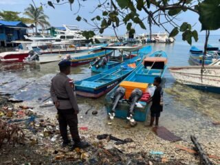 Sat Polairud Polres Biak Numfor Sambangi Pantai Tiptop, Ajak Warga Jaga Kamtibmas dan Keselamatan Laut