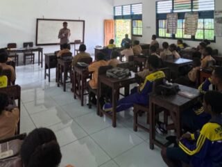 Peduli Generasi Papua, Kapolsek Pantai Barat Berikan Edukasi Hukum dan Pencegahan Narkoba