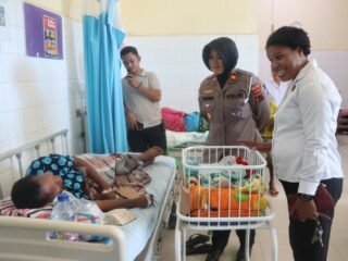 HUT Polwan ke-78, Polwan Polres Mappi Berbagi Kasih dengan Ibu Pasca Persalinan