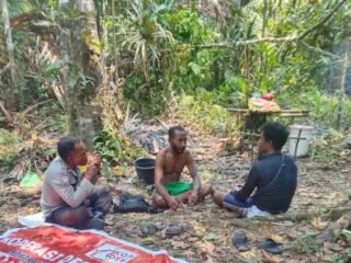 Dekat dengan Warga, Bhabinkamtibmas Sambangi Pengolah Sagu di Kampung Wapur