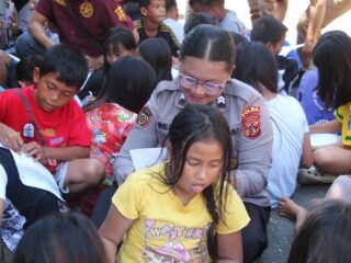 Polda Papua Berikan Trauma Healing, Pulihkan Semangat Anak Korban Kebakaran Kampung Palopo Dok V